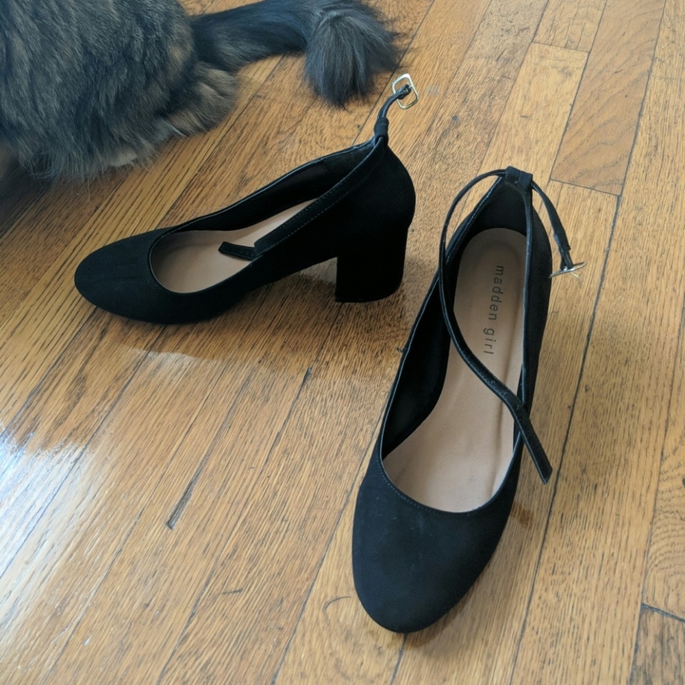 Madden Girl closed toe pumps